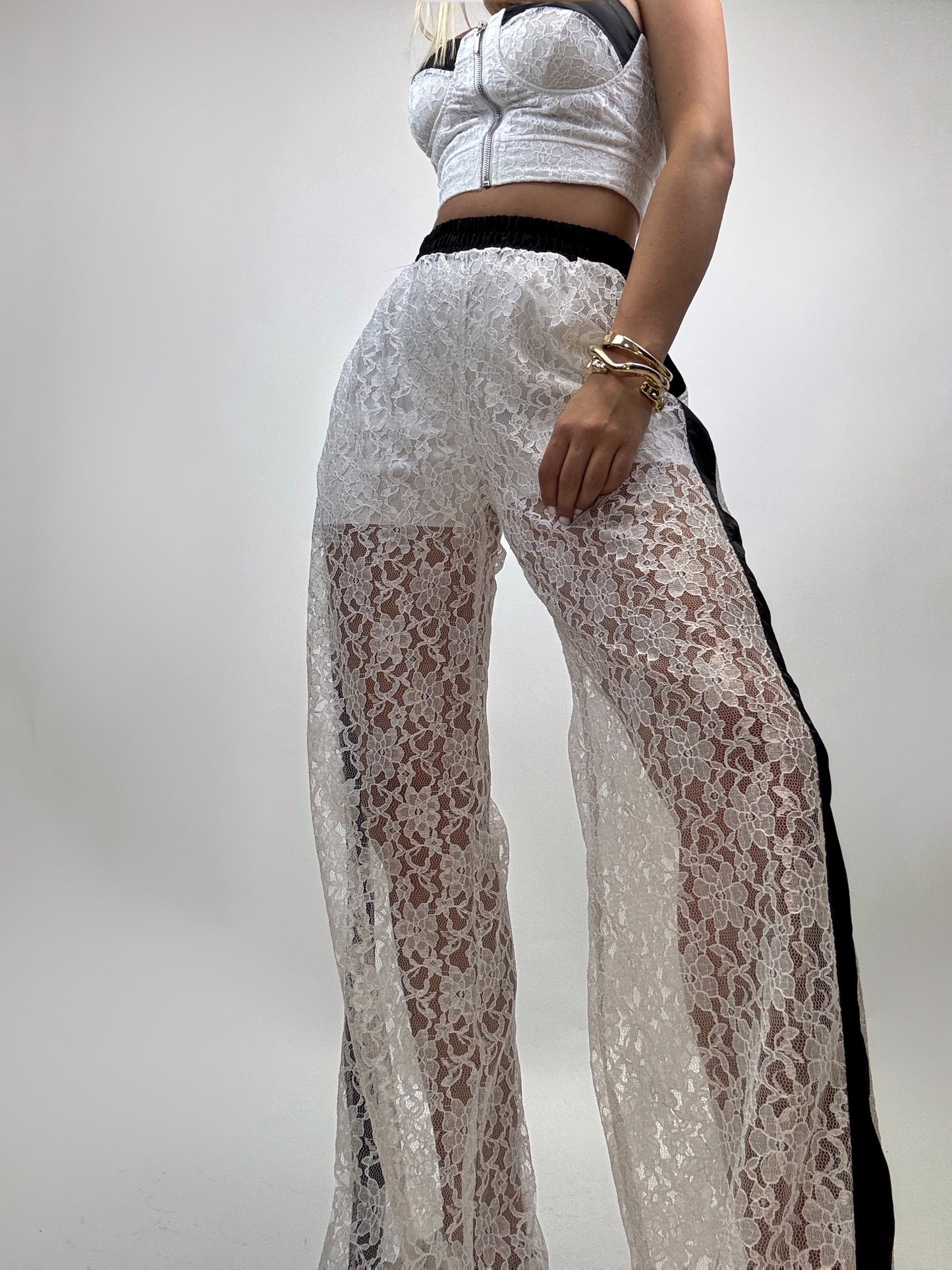 Compleu White Lace