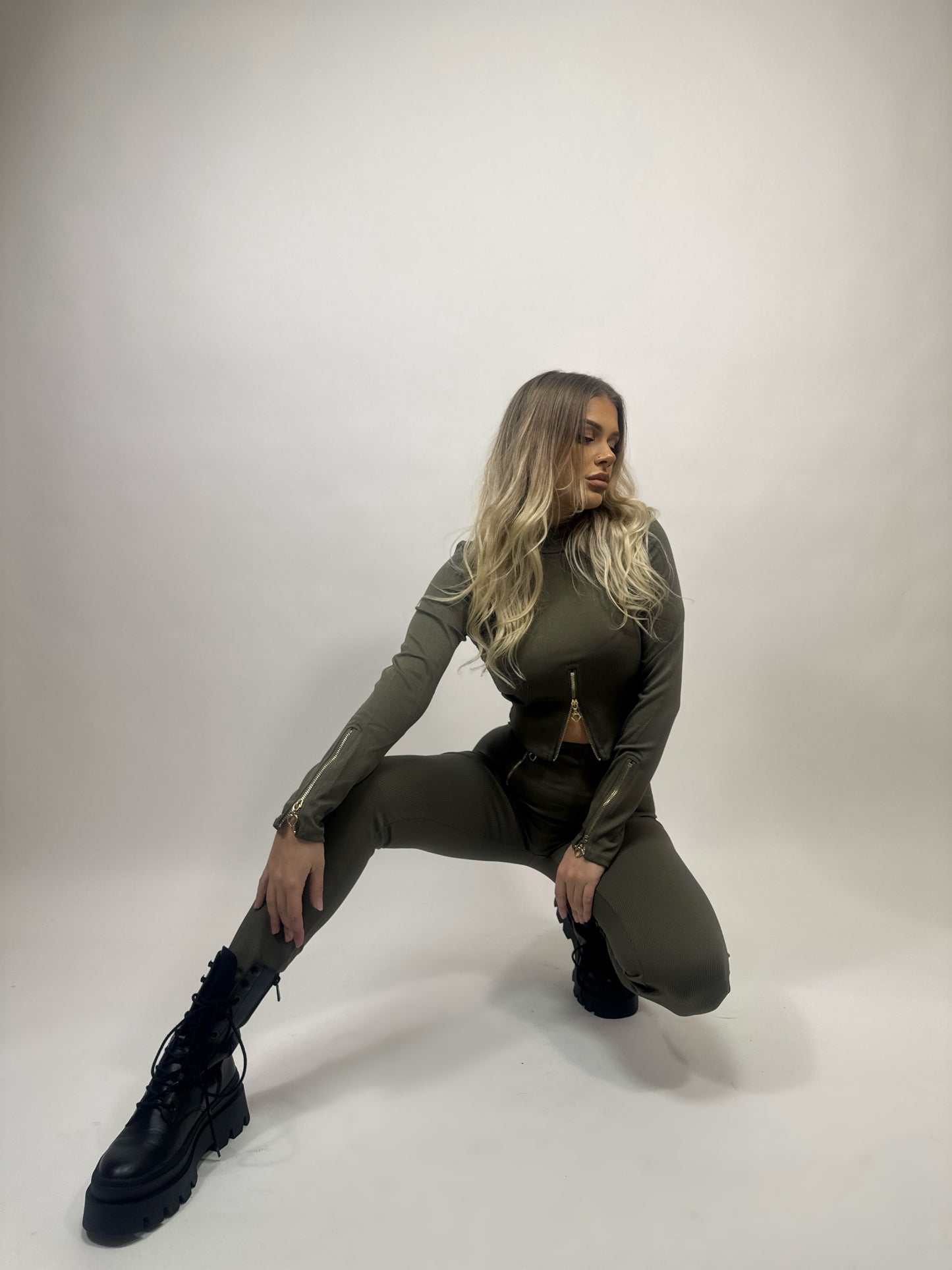 Compleu Kaki Delidia