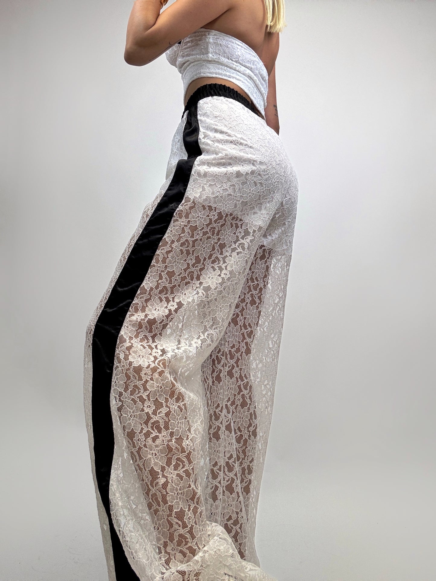 Compleu White Lace